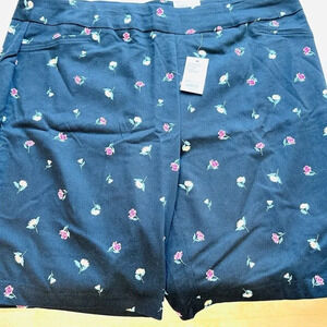 NWT CROFT&BARROW Women High Rise Stretchy Floral Blue Bermuda Shorts Plus Sz 24W